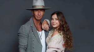 Andrea legarreta y erik rubín prácticamente siguen festejando sus 19 años de casados, cumplidos este mes, andrea y erik, junto con sus hijas nina y mía, presentaron la película animada 'parque. Erik Rubin Y Su Hija Mia Acusados De Plagio Tras La Cancion Me Rehuso Asi Responde El Cantante Video El Heraldo De Mexico
