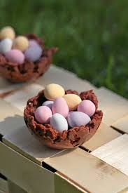 Petits Nids Croustillants En Chocolat Pour Paques Recette Facile Et Rapide Oeufs De Paques Chocolat Patisserie De Paques Oeufs De Paques