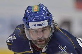 Útočník na pravém křídle s číslem 68 dovedl český hokejový tým ke zlaté medaili na olympijských hrách v naganu 1998, na ms 2005 a ms. Wechselt Jaromir Jagr Im Sommer Zu Sparta Prag