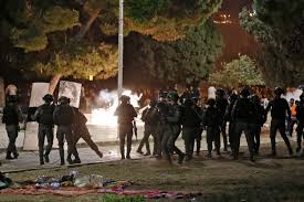 At least 205 people were injured at jerusalem's al aqsa mosque after israeli police in riot gear clashed with palestinians following evening prayers, according to the palestinian red crescent. Zsjcw1uonhtwgm