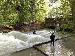 Surfer Auf Der Eisbachwelle Englischer Garten Munchen Englischer Garten Munchen Tourismus