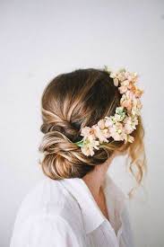 Frisur Mit Blumenkranz Haarfarben Haare Hochzeit Brautfrisur