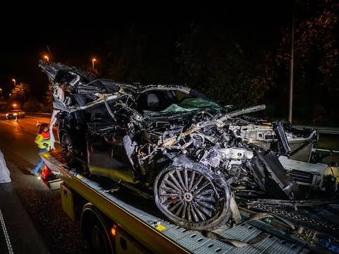 Niets over van auto na ernstig ongeluk met vrachtwagen op A50 | Regio | De  Gelderlander.nl