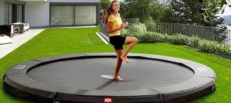 Choisir Un Trampoline Inground Avec Nos Conseils Meilleur Trampoline Trampolines Trampoline Enterre Amenagement Jardin