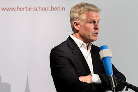 Henrik enderlein (13 eylül 1974 doğumlu) bir alman ekonomist ve siyaset bilimci. Who Is Actually Paying For Europe Hertie School