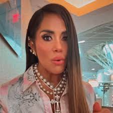 MARIPILY APOYA A AGUA QUIERE A ADAME EN AGUA....