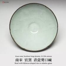 花口分六瓣 口足均嵌銅扣 弧形深壁 器外微現六道淺槽 內底心微凹陷 圜底 淺圈足 內外施青釉 釉層濃潤 顏色發綠 口下 足端可見多層施釉痕 釉表帶金黃色紋片 間雜少許冰裂紋 this bowl is coated with dens tea lights tea light candle candlelight