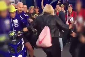 Jun 27, 2021 · valentino rossi blieb bei einem spektakulären sturz unverletzt. Video Valentino Rossi Tritt Frau In Valencia Einfach Aus Dem Weg