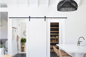 Un Cottage Australien Pres De La Plage Planete Deco A Homes World Portes De Grange Interieur Porte Grange Plan Maison