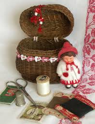 2013 07 Cousette Au Petit Panier Avec Une Petite Ari Poupee Vinyle Dear Old Ari Dolls Poupee Petit Panier Et Poupees Anciennes