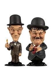Suit l'épisode du portefeuille trouvé dans la neige, appartenant à un policier que nos deux compères convient généreusement à déjeuner. Laurel And Hardy Mini Bobble Head 2 Pack Suits 8 Cm