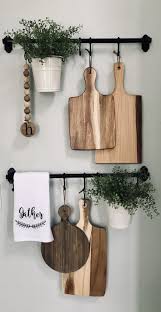 Les Planches En Bois Decorent Les Murs De La Cuisine Avec Style Decoration Mur Cuisine Decoration Murale Cuisine Deco Mur Cuisine
