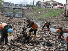 Pencemaran yang masuk ke dalam tanah kemudian terendap sebagai zat kimia beracun di tanah. Daftar Penyakit Akibat Kebiasaan Buang Sampah Sembarangan Health Liputan6 Com
