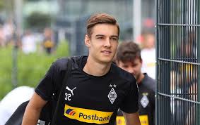 Seine bisherigen karriereschritte waren offensichtlich die richtigen. Gladbach Florian Neuhaus Und Max Eberl Mit Vertrags Coup Gladbachlive