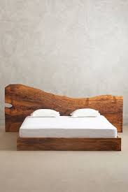 La sua cornice è molto ricca di lavorazioni. Testata Letto Legno Grezzo