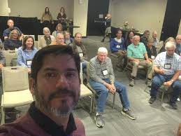 Mi primera conferencia internacional, con aplausos, fotografías y firmas de  autógrafos. La cultura no sabe de fronteras ni de idiomas. Ir más allá del  horizonte!!!