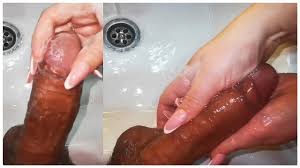 Baño de pene: limpieza, pulido y lavado de penes grandes y gordos