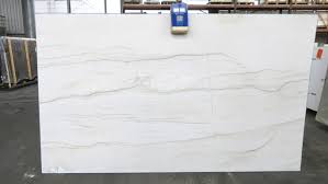 Plan de travail granit sur mesure : Mont Blanc De Chez Spadaccini Granit Blanc Destine Au Plan De Travail De Cuisine Resiste Aux Taches Et Aux Acides Deco Mur Salon Granit Cuisine Granit Blanc