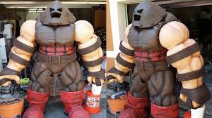 While a real life juggernaut suit would offer formidable protection against bullets, ieds and the suit that the juggernaut was basically copied off of. This Guy Built A 7 Foot Tall Juggernaut Cosplay Suit Geektyrant