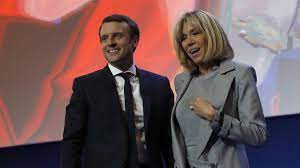 En effet, la chaine s'est procuré de nouvelles images capturées par une femme qui se trouvait elle aussi dans la foule. Brigitte Macron Die Ehefrau Von Prasident Emmanuel Macron Ist 25 Jahre Alter Politik
