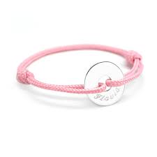 Un bracelet bébé personnalisé avec une gravure unique. Bracelet Cordon Bebe Mini Jeton Argent