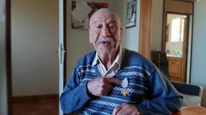 Ce service gratuit de google traduit instantanément des mots, des expressions et des pages web du français vers plus de 100 autres langues. L Etat Lui Refuse La Legion D Honneur Dans L Eure Le Dernier Combat De Mohamed Flouhi La Depeche Evreux