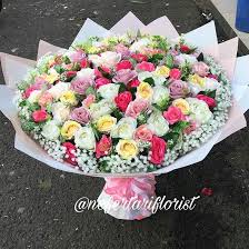 Premium Big Bouquet Mixed Roses Special For Mother Day And Christmas Collection Available Now Beautiful Flowers At Nefertari Fl Hand Bouquet Bouquet Florist