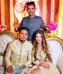 His elder brother deepak picked up 8 wickets on his ranji debut and helped rajasthan skittle out hyderabad for 21. Rahul Chahar Biography Age Girlfriend Brother Sister Ipl Stats Facts