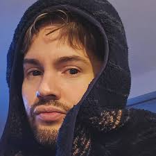 My problem with that movie is that the actor was insanely hot his whole  career and then for some reason in Hot Frosty they said “okay but what if  he wasn't???” He