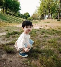Wow ganteng juga cowoknya nya ya kan download dulu aja bit.ly/botjkt22 makin seru lho skrng. Appa Jk X You Cute Asian Babies Ulzzang Kids Cute Babies Photography