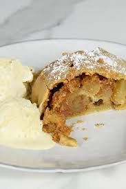 Wiener Klassiker Warmer Apfelstrudel Mit Vanilleeis Elle Apfelstrudel Strudel Lebensmittel Essen