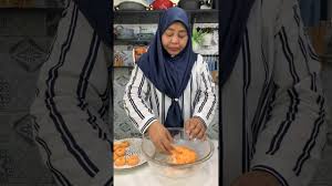 After they are steamed and mashed, the potatoes are combined with flour to form a pliable dough that is then shaped into doughnut rings. Resepi Kuih Keria Gula Resepi Masakan