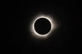 Fenomena gerhana bulan total dapat dilihat dari bumi ketika malam hari. 20 April 2023 Gerhana Matahari Total Terjadi Di Wilayah Timur Indonesia Halaman All Kompas Com