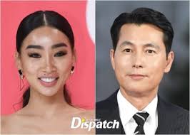 يواجه الممثل Jung Woo Sung انتقادات حادة من المجتمع الكوري عقب إعلانه  المفاجئ أن عارضة الأزياء Moon Gabi أنجبت ابنًا منه نتيجة علاقة قصيرة جمعت  بينهما. وأثار قراره بعدم الزواج منها واكتفائه