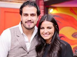 Laudia martín y su esposo andrés tovar se encuentran en medio de la polémica luego de que una publicación diera a conocer que la pareja estaba por su parte, los conductores del programa sale el sol, que produce tovar, únicamente confirmaron que su jefe se encuentra triste y separado de la. Gi9d5xevb4yy M