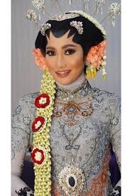 Di padukan dengan busana khas yakni dodotan, membuat baik paes muslim hijab atau jilbab maupun tanpa hijab, paes ageng jogja maupun solo putri, kami kerjakan dengan cara dilukis bukan di tempel. Paes Hijab Tertutup Namun Tetap Anggun