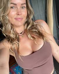 Elle Knox's Instagram, Twitter & Facebook