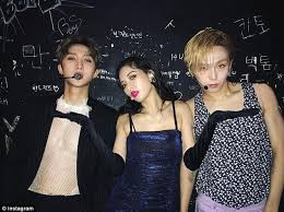 Entah itu album, light stick, photo card, poster, atau merchandise lainnya. K Pop Stars Hyuna And E Dawn Kicked Off Cube Entertainment Label After Announcing They Re Dating Daily Mail Online