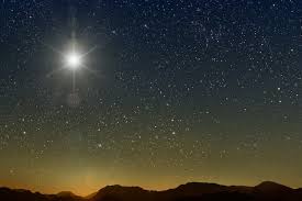 Mês em um céu de estrela de parede refletido no mar. | Foto Premium