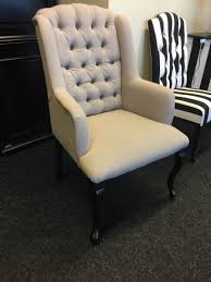 Chesterfield stuhl in olivgrun braun buchenholz hugo 2er set. Stuhl Gepolstert In Verschiedenen Farben Stuhl Mit Ring Chesterfield Farbe Sand