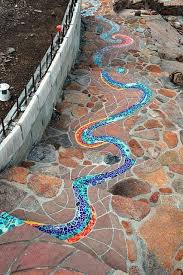 Mosaik Schlange Mosaik Im Garten Verlegen Buntes Mosaik Im Garten Diy Mosaik Gemalde Und Dekoration Mosaikgarten Trittsteine Garten Mosaik Diy