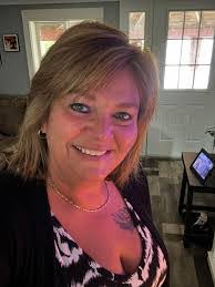 Jennifer Lessard's Instagram, Twitter & Facebook