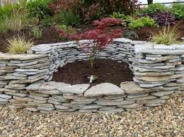 Steinmauer Als Blickfang Und Sichtschutz Im Garten 40 Ideen Steinmauer Garten Gartenmauer Garten