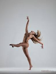 обнаженный танец. Фотограф Valius Photo