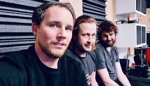 Kluci na to možná nevypadají, ale už se na vás všechny moc těší! 😍  Nezapomeňte, dnes ve 20 hodin začíná náš živý přenos koncertu Tomáš David:  Stream z posledního patra z nahrávacího