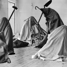 A social sculptor, a performance artist, an educator, a mystic, a radio operator—joseph beuys was all of these things and more. Joseph Beuys I Like America And America Likes Me Art Du Spectacle Art Contemporain Sculpture