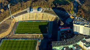 Parkstadion gelsenkirchen former home of schalke 04 is going to be demolished in 2008, and 2 new trainingsites including a small stadium for 10.000 poeple us going to be build instead. Der Fc Schalke Eroffnet Sein Parkstadion Neu Kicker