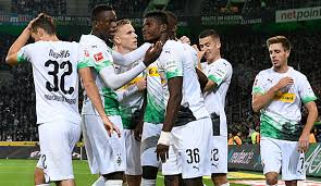 Borussia mönchengladbach schlägt die sg eintracht frankfurt mit 4:2 und ist auch nach dem 9. Borussia Monchengladbach Eintracht Frankfurt 4 2 Fohlen Erobern Tabellenfuhrung Zuruck