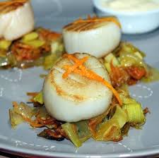 Recette Noix De Saint Jacques Fondue De Poireaux Et Sauce A L Orange Recipe Recipes Food Cooking Seafood