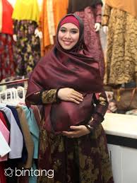 Kumpulan teks ceramah ustadzah oki setiana dewi; Kasus Oki Setiana Dewi Indra Bekti Umbar Kriteria Ustadzah Entertainment Fimela Com